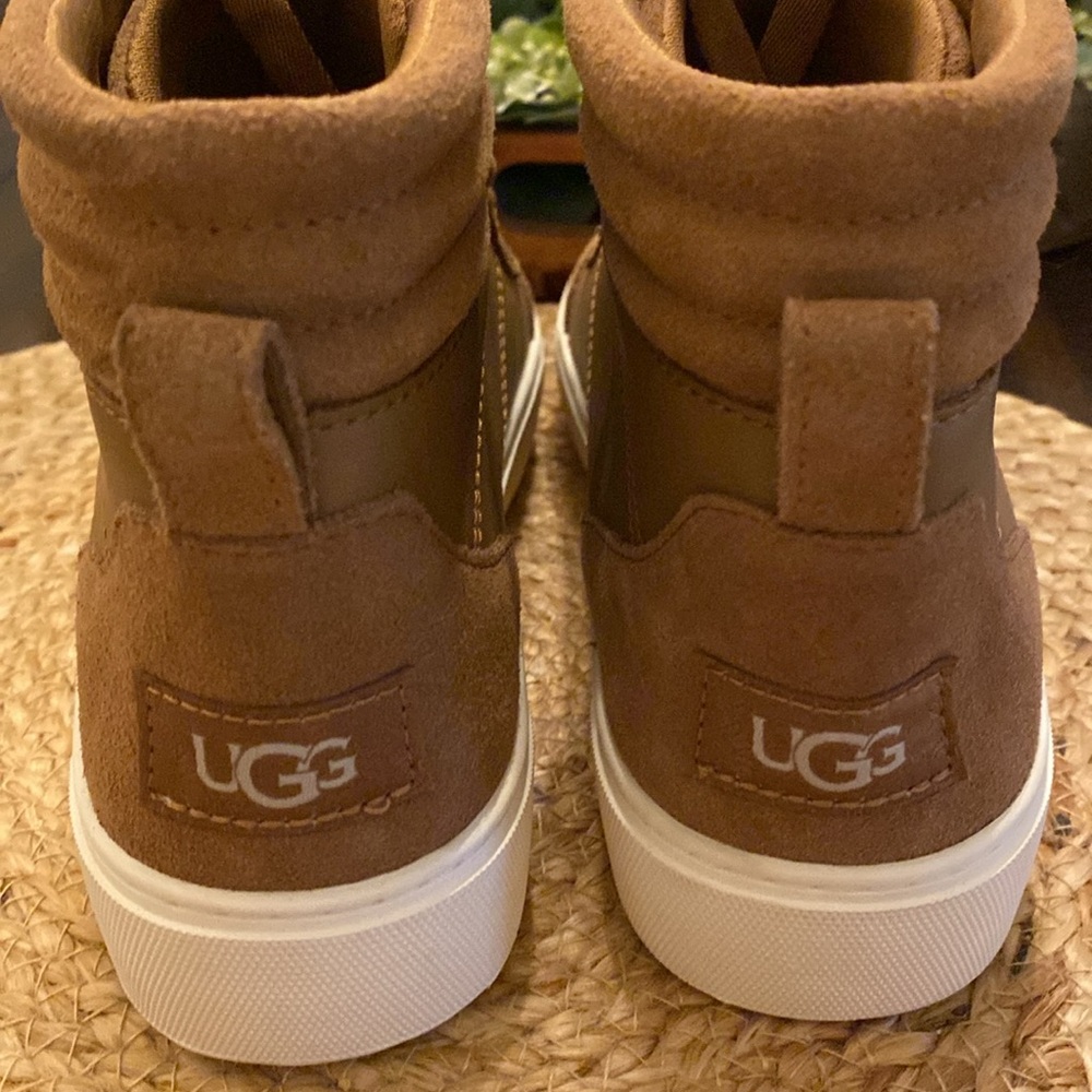 NWOT UGG Zilo II high top leather sneaker; SUEDE DARKER ON RIGHT SHOE TIP - Picture 5 of 11